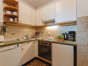 Kühlschrank, Ofen, Geschirrspüler, Kochgeschirr/Geschirr/Besteck