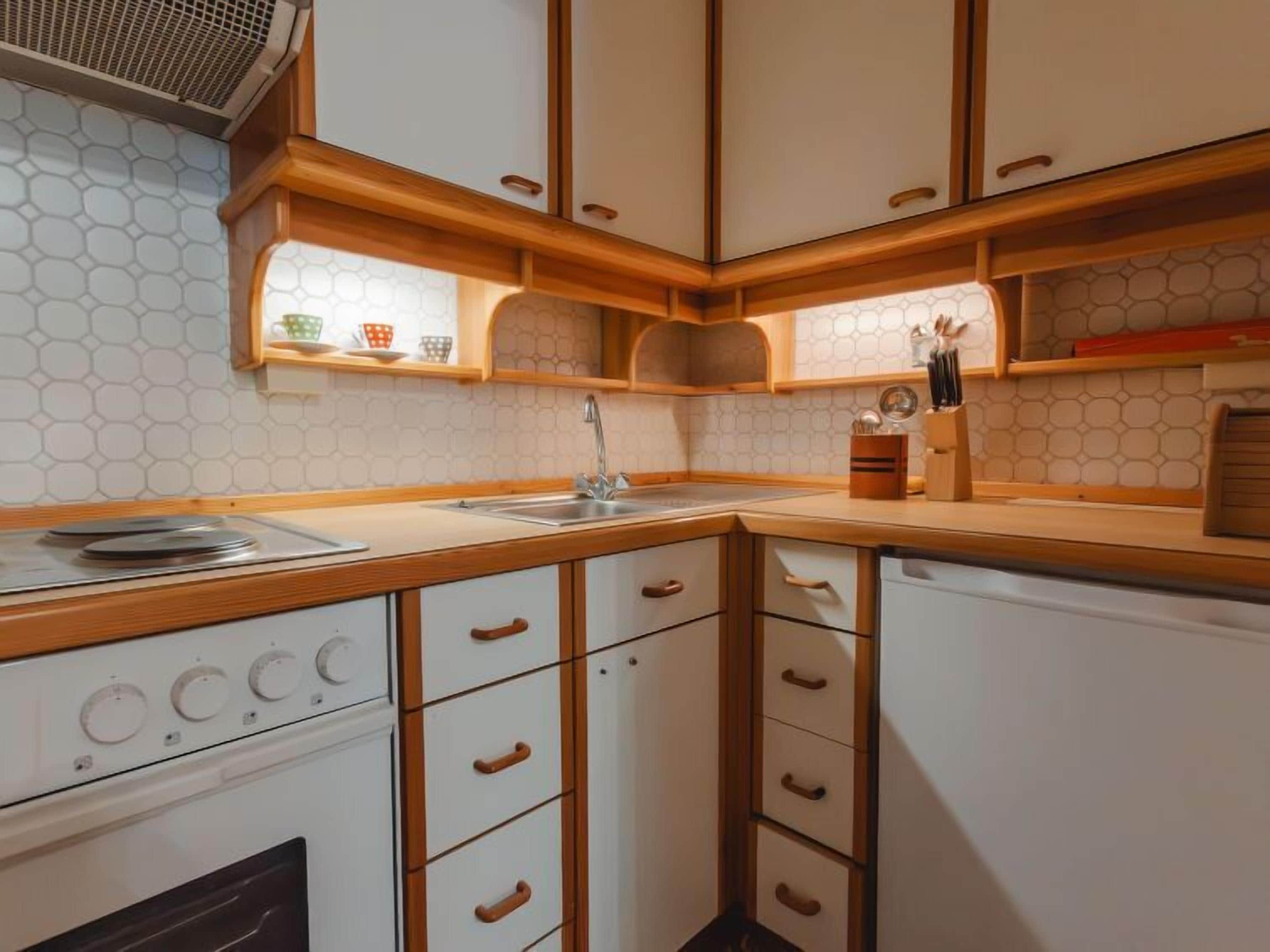 Kühlschrank, Ofen, Geschirrspüler, Kochgeschirr/Geschirr/Besteck