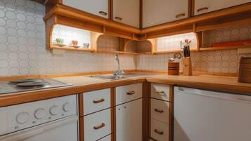 Kühlschrank, Ofen, Geschirrspüler, Kochgeschirr/Geschirr/Besteck