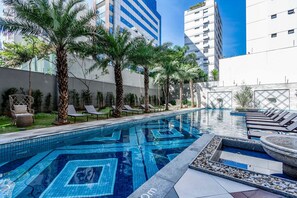 Una piscina al aire libre