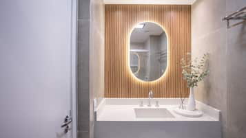 Apartment | Bathroom | Shower, hair dryer, towels, soap