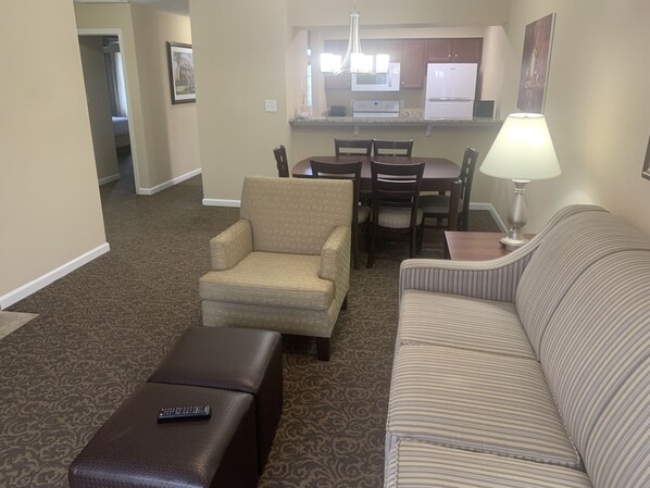 Televisor, llar de foc, reproductor de DVD i pantalles d'ordinador