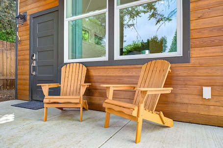 Terrace/patio. Urban-chic Studio Guesthouse in a quiet neighborhood - near Intel and Nike