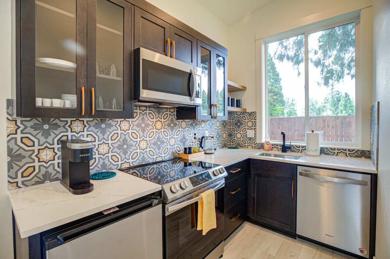 Ofen, Herdplatte, Geschirrspüler, Kochgeschirr/Geschirr/Besteck