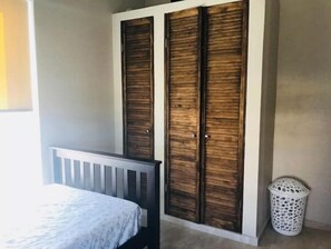 2 bedrooms, iron/ironing board, travel cot, free WiFi