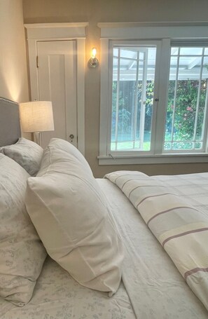 3 habitaciones, escritorio y tabla de planchar con plancha