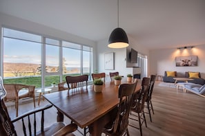Standard-Apartment | Wohnbereich | 40-Zoll-Flachbildfernseher mit Kabelempfang, Fernseher