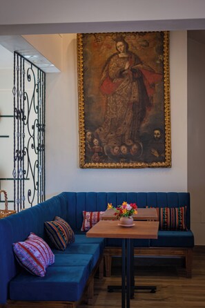 32-tommers LED-tv med kabelkanaler