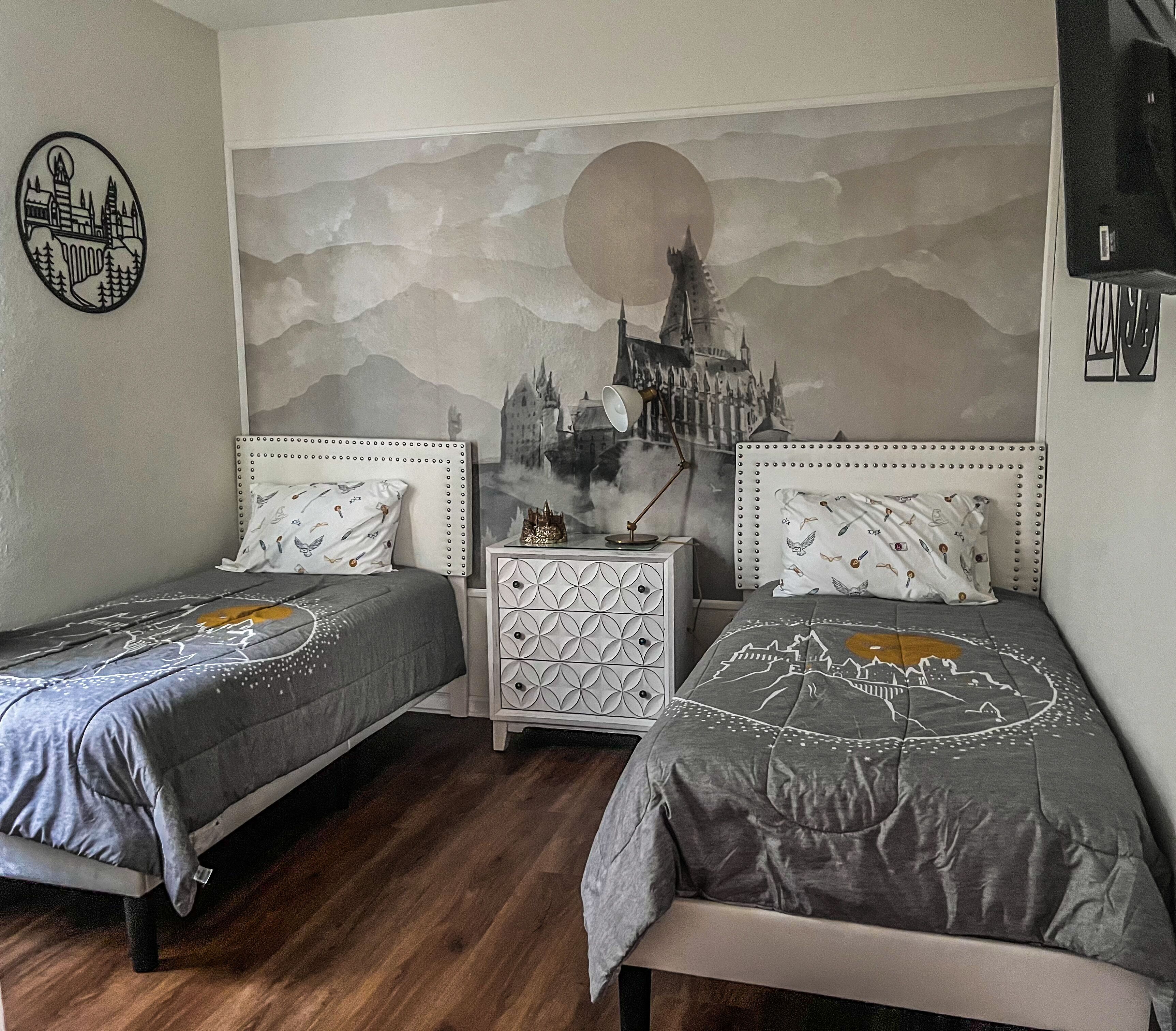 Experience the Magic✨! ⚡️Hogwarts Vacation ⚡️! Steps from Pool! 2 mi from Disney