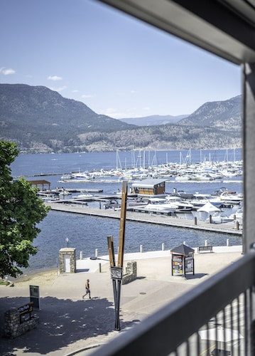 Downtown Waterfront - beautiful views! 