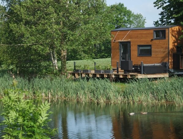 Exterior - Tiny House in ruhiger Alleinlage mit großer Terrasse direkt am Naturteich – Natur pur! (Großharthau)
