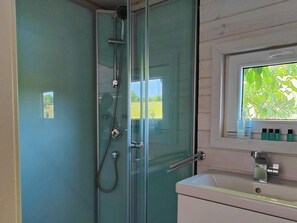 Douche, articles de toilette écologiques, séchoir à cheveux, savon