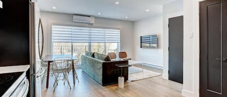 Familie appartement | Woonruimte | Een 30-inch lcd-televisie met digitale zenders en een televisie