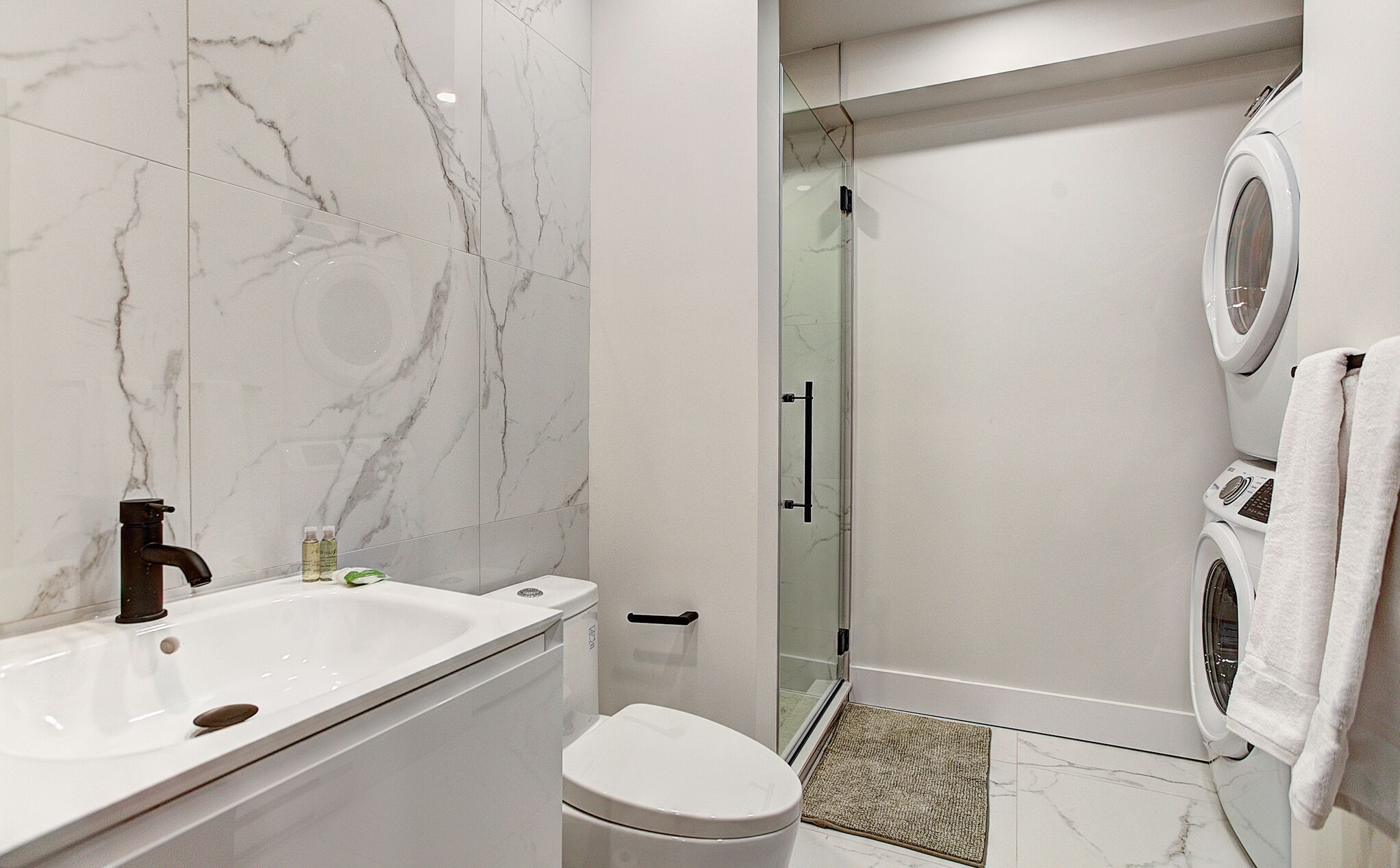 Departamento Premium | Baño | Tina, secadora de cabello, toallas, jabón 