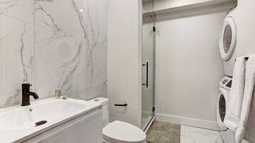 Apartamento Premium | Baño | Bañera, secador de pelo, toallas y jabón