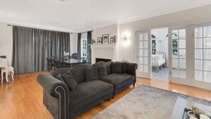 Appartement Confort | Aire de séjour | Téléviseur ACL de 32 po avec télévision numérique, téléviseur, Netflix