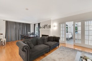 7 Bedroom Home | Living area | 32-inch LCD TV with digital channels, TV, Netflix