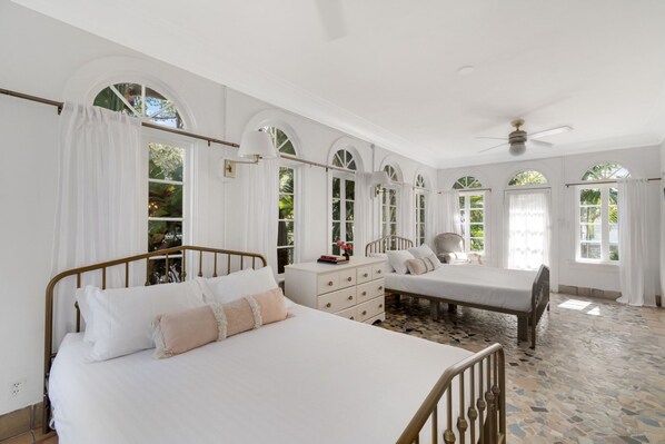 7 bedrooms, iron/ironing board, free WiFi - Roami at Mimosa Manor (Miami)