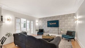 Appartement Confort | Aire de séjour | Téléviseur ACL de 32 po avec télévision numérique, téléviseur, Netflix
