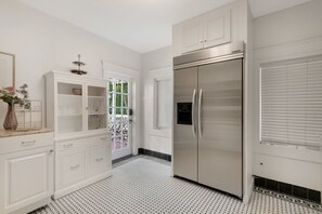 7 Bedroom Home | Private kitchen | Full-size fridge, microwave, stovetop, dishwasher