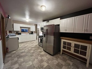 Kylskåp, mikrovågsugn, ugn och spishäll