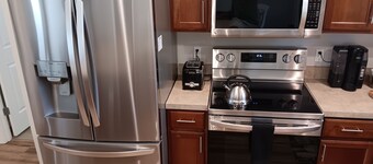 Paradise Village home in perfect golfing and recreation center location. 
