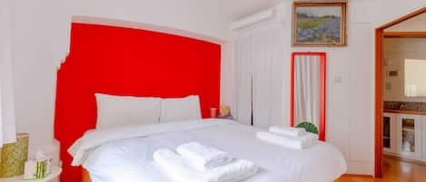 2 bedrooms, internet, bed sheets
