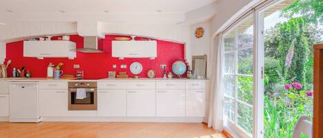 Fridge, oven, stovetop, dishwasher