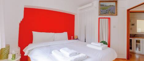 2 bedrooms, internet, bed sheets