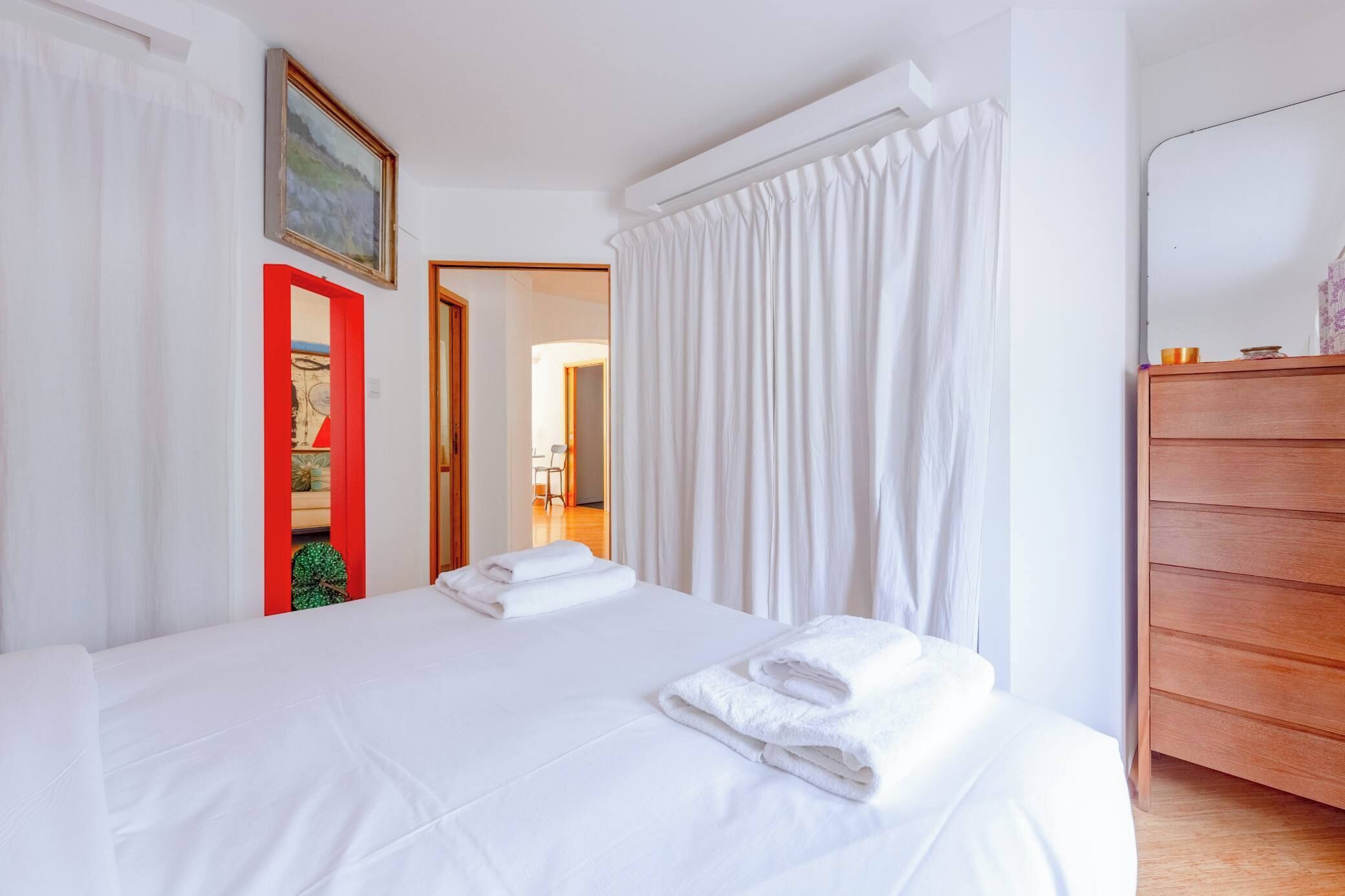 2 bedrooms, internet, bed sheets