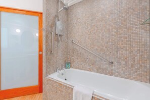Baignoire, sèche-cheveux