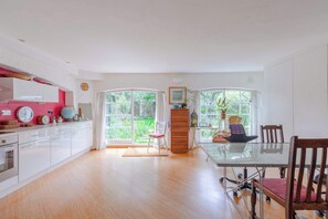 Fridge, oven, stovetop, dishwasher - Uniquely Designed 2BD Flat near Tower Bridge (London)