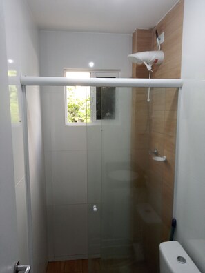 Dusche, Haartrockner, Handtücher, Toilettenpapier
