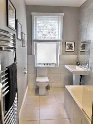 Shower, hair dryer, towels, soap - Charming and spacious Victorian townhouse (Harrogate)