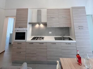 Jääkaappi, liesi, keittoastiat/astiat/ruokailuvälineet, ruokailupöytä