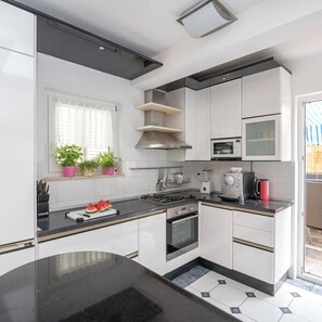 Micro-ondes, four, lave-vaisselle