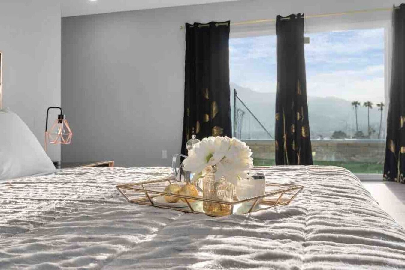 5 habitaciones, escritorio y tabla de planchar con plancha 