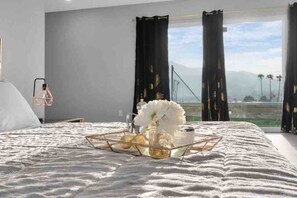 5 Schlafzimmer, Schreibtisch, Bügeleisen/Bügelbrett, Reisekinderbett