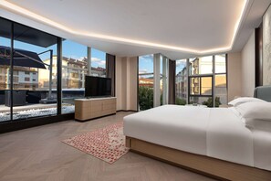 Sviitti, 1 suuri parisänky, tupakointi kielletty, terassi | Untuvapeitot, tallelokero huoneessa, työpöytä, pimennysverhot