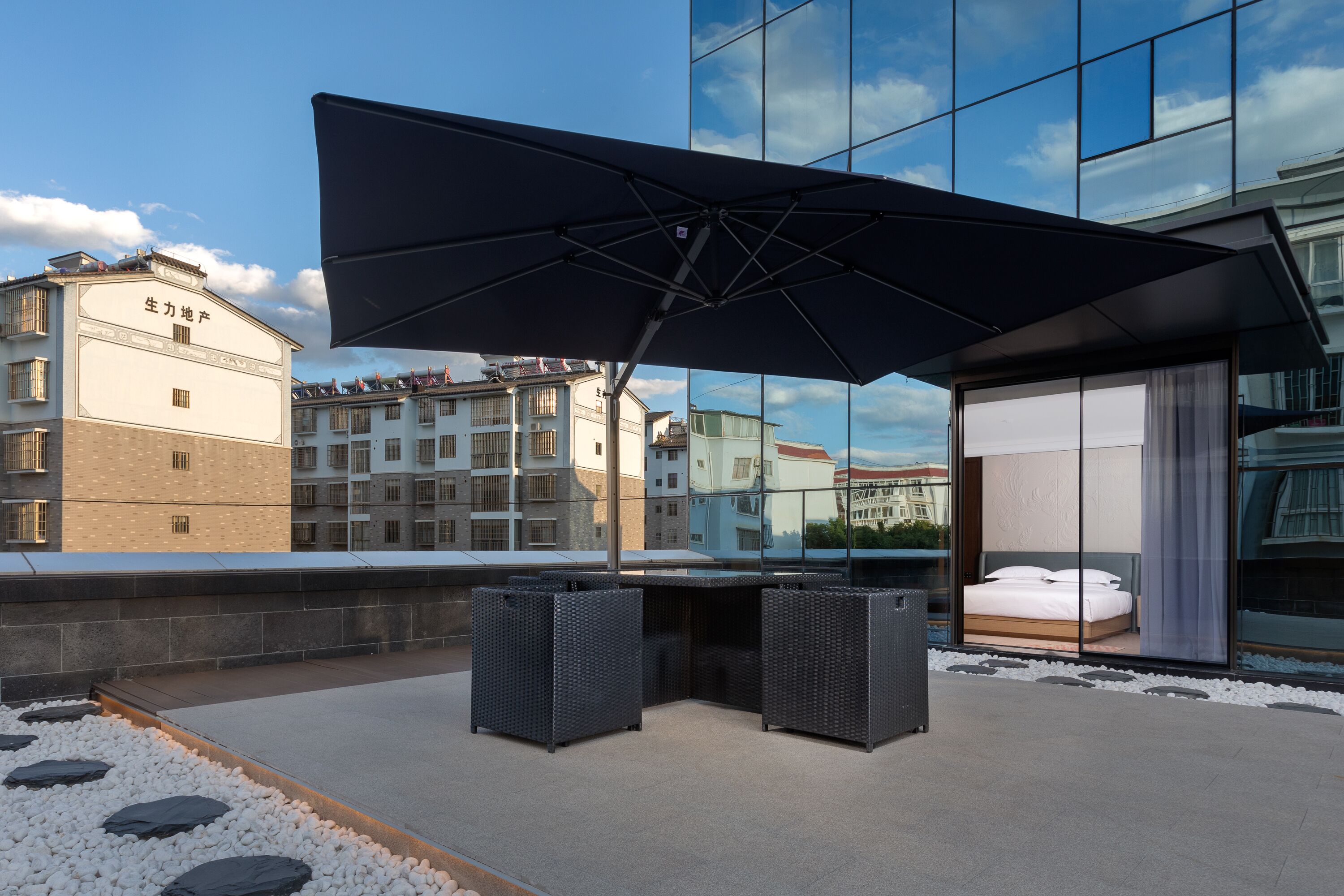 套房, 1 张特大床, 无烟房, 露台 | 羽绒被、客房内保险箱、办公桌、遮光窗帘