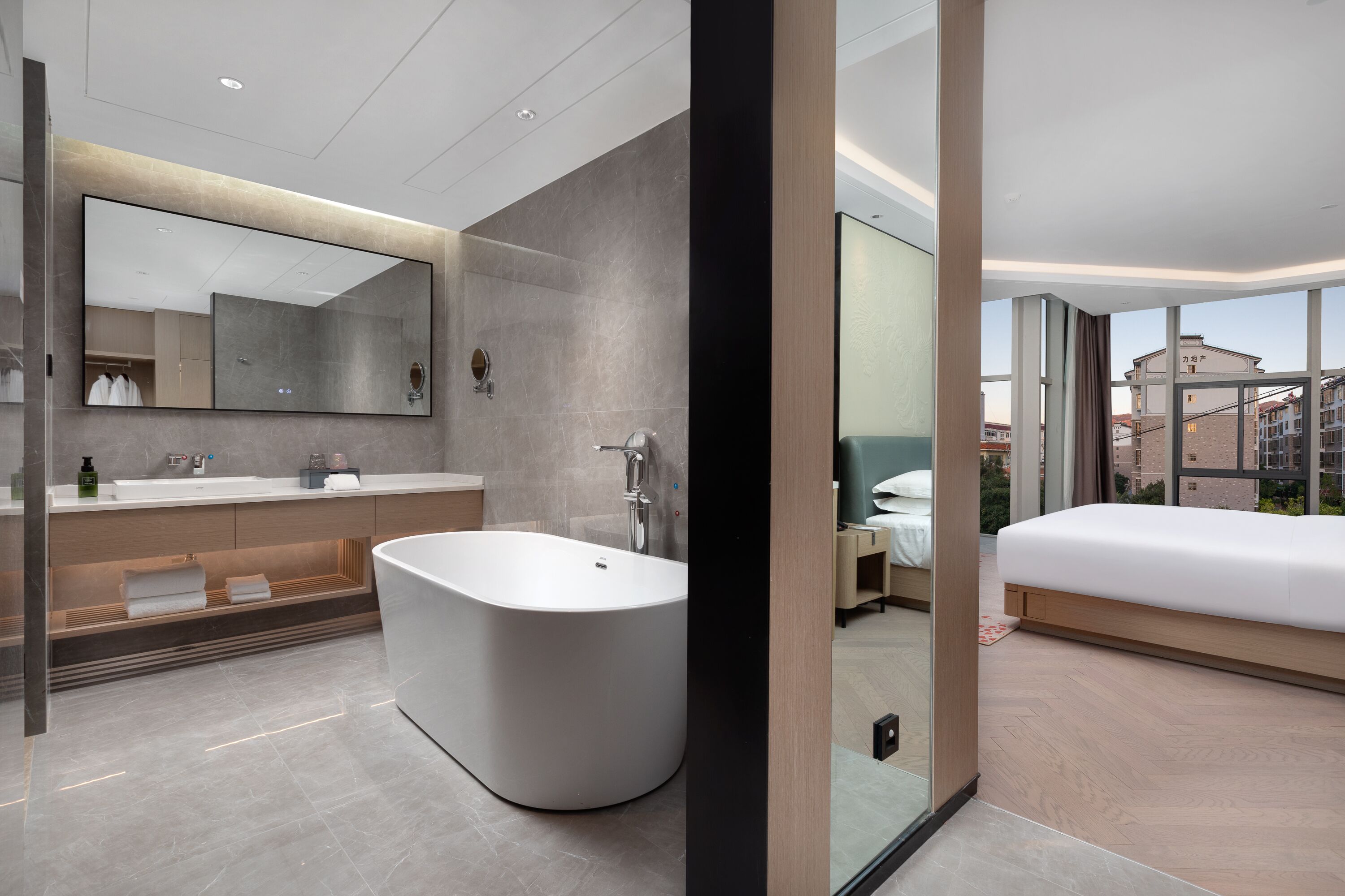 Couette en duvet d'oie, coffres-forts dans les chambres, bureau