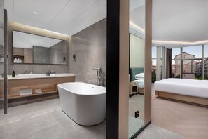 Down duvets, in-room safe, desk, blackout curtains