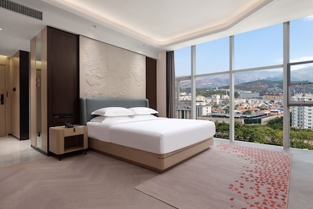 Executive Room, 1 King Bed, Non Smoking | Down comforters, in-room safe, desk, blackout drapes