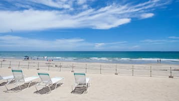 Rannalla, aurinkotuoleja