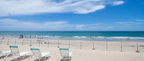 Rannalla, aurinkotuoleja