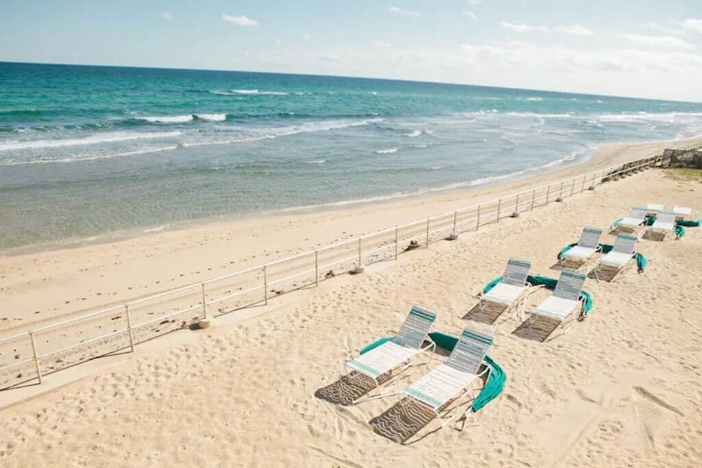 Plage, chaises longues