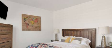 8 bedrooms, desk, iron/ironing board, travel cot