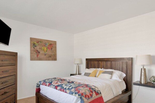8 habitaciones, escritorio y tabla de planchar con plancha