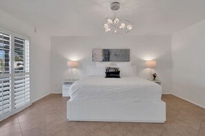 8 habitaciones, tabla de planchar con plancha y cuna de viaje