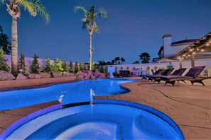 Una piscina al aire libre, una piscina climatizada